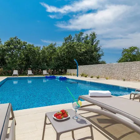In Butkovici With Pool Near Pula * Светвинченат